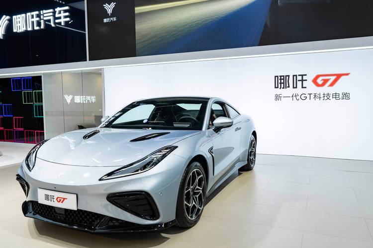 成都160哪吒汽车在智能汽车领域的表现，领途汽车在新能源汽车市场中的影响力